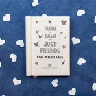 Cover-Aufschrift: "Audre & Bash Are Just Friends. Tia Williams". Hintergrund: blaue Fläche mit weißen Herzen.
