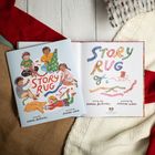 „STORY RUG“ in bunten Buchstaben beide Male. Kinder sitzen auf Teppich, halten Stoffstreifen. Gemütliche, textile Umgebung.