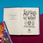 „The Weirdies Get Weirder“ von Michael Buckley, Illustrationen von Forrest Burdett, mit drei ovalen Porträts.