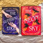 Links: "The Glittering Edge" von Alyssa Villaire, Hände auf lila Hintergrund. Rechts: "The Neon Sky" mit schwarzen Vögeln auf rotem Hintergrund.