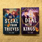 Links: "TO STEAL FROM THIEVES", rechts: "TO DEAL WITH KINGS", jeweils Szenen mit zwei Personen. Autor: M. K. Lobb.