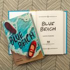 Buchcover "BLUE BEACH" von Karyn Parsons; rote Sandalen auf blauem Wellenmuster. Text: "Sometimes the truth is too dangerous to surface."