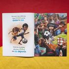 Text: "Ever since I was a little boy, I knew soccer was the game for me." und "Desde que era pequeño sabía que el fútbol era mi deporte."  
Illustration: Zwei Kinder spielen Fußball, daneben eine fröhliche Party mit vielen Menschen.