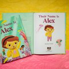 Auf grünem Hintergrund steht: "Their Name Is Alex" von Paloma O'Toole. Illustration eines fröhlichen Kindes mit Quallen.