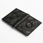 Der Buchrücken zeigt "THE QUEEN OF NOTHING" und "HOLLY BLACK". Das Cover hat ein florales Muster mit Tieren und Instrumenten.