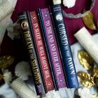 Buchtitel von links: "DREAM BY THE SHADOWS", "IN SLEEP, HE WILL HAUNT HER", "TO THE END AND EVER AFTER", "CURSED BY THE DAWN".