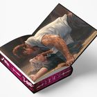 Rosa Buchrücken mit weißen Symbolen, Personen auf dem Boden; eine mit Tattoos hält die andere fest.