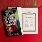 „Mokani Island Guest List“ mit Namen. Ein geöffnetes Buch: „HOW THE OTHER HALF DIE“ von P.C. Roscoe. Hintergrund rot.