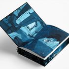 Illustration eines Buches mit blauem Motiv. Eine Frau schläft in einem reich dekorierten Raum mit Baldachinbett.