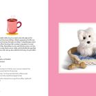 "Sweet and Spicy Coconut Coffee. Coconut, the American Girl mascot. Ingredients: coconut creamer, hot honey, coffee." Links ist das Rezept bebildert, rechts ein weißer Stoffhund in einem Körbchen mit Spielzeug und Leckerli.