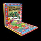 HELLO CHAMELEON! Buntes Chamäleon auf einem Ast, umgeben von farbenfrohen Blumen und Punkten.