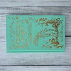 „THE VELVETEEN RABBIT & OTHER CLASSIC CHILDREN'S STORIES, EDITED BY NICOLETTE JONES“. Mintgrünes Buch mit Goldverzierung.