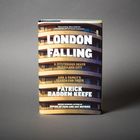 „LONDON FALLING“ von Patrick Radden Keefe. Ein Gebäude mit Rundbalkonen, goldgelb beleuchtet, als Hintergrund.