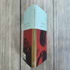 Buchtitel: "Carmilla" von Sheridan Le Fanu. Hellblaue und rote Buchumschlagfarben mit einem M-Logo unten.