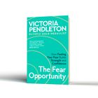Buchtitel: "The Fear Opportunity" von Victoria Pendleton. Zitat von Bear Grylls. Türkisfarbenes Cover mit Kreismuster.