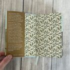 Text über "Classic Weird Stories" gefolgt von Preisen. Auf der rechten Seite Eichenblattmuster auf cremefarbenem Hintergrund.