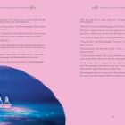 „Remarkable Happenings in Moominvalley“ und „Moominpappa the Great Explorer.“ Drei Figuren in einem Boot leuchten auf Wasser.