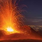 Text: "MOUNT ETNA: Towering over the Italian island of Sicily... emitting gas and steam." Ein ausbrechender Vulkan bei Nacht.