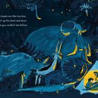 Text: „Dad says books are like torches. They light up the dark and show you things you couldn’t see before.“ Illustration zeigt Tiere im Dschungel, Vater und Kind lesen im Zelt.