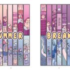 "SUMMER BREAK!" steht in großen Buchstaben. Szenen zeigen Personen in Bibliotheken, beim Volleyball und auf einer Reise.