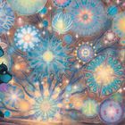 Illustration voller bunter, leuchtender Kreise und Muster, im Vordergrund zwei schwarze Wesen mit großen Augen.