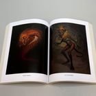 Links: "Snake Demon" - eine schlängelnde, bedrohliche Kreatur. Rechts: "Vutto Demon" - eine bizarre, furchterregende Gestalt.