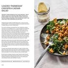 "LOADED 'PARMESAN' CHICKPEA CAESAR SALAD; Foto eines Salats mit Kichererbsen, Grünkohl und einem Dressing auf einem Teller."