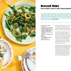 "Broccoli Rabe with Crispy Garlic and Lemon Dressing." Rezept mit Zutatenliste und Zubereitungsschritten auf gelbem Hintergrund.