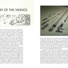 "A HISTORY OF THE VIKINGS". Rechts alte Waffen auf grünem Untergrund. Text erklärt Wikingergeschichte und deren Einfluss.