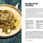 "ANY-HERB, ANY-NUT PESTO PASTA", Rezepttext. Fettuccine-Nudeln mit grünem Pesto und Käse auf einem Teller, grünlich-blauer Hintergrund.