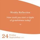 "Weekly Reflection: How could you start a ripple of gratefulness today?" Datum: 24. September 2027. Orange-weißes Design.