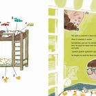 Links ein Etagenbett mit Autos und Enten auf den Decken. Rechts ein Kind im Bett, ein lachender Junge schaut herunter.