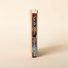 Der Buchumschlag zeigt den Titel „Sarah Moss: Ripeness“. Eine Person sitzt am Wasser.