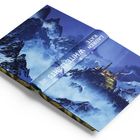 Titel "WHITE LIGHTS" und "LAUREN KATE". Eine Illustration eines Schlosses in verschneiten Bergen bei Nacht mit Blitz.