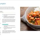 Thai-Inspired Pumpkin Veggie Curry. Rezept mit Kürbis, Paprika, Spinat. Rechts: Gericht mit Reis in einer Schüssel.