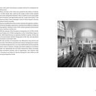 Seite links: Text über Ellis Island und Einwanderung in die USA.
Rechts: Schwarz-Weiß-Foto einer großen Halle mit US-Flaggen.