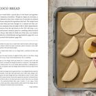 Titel: "COCO BREAD". Rezept für 8 Brötchen. Rechts: Hände bestreichen Teig auf Blech.