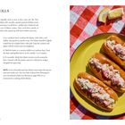 Lobster Rolls Rezept mit Zutaten und Anweisungen. Daneben ein Bild von drei Lobster Rolls auf einem gelben Teller.