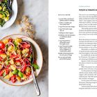 Rezept: Kartoffel-Tomaten-Salat von Pantelleria. Zutatenliste und Zubereitung, daneben bunte Salatschalen mit Gemüse.