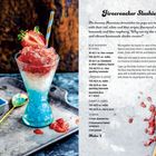"Firecracker Slushies" Rezept für blaue, weiße und rote Schichten mit Spirituosen und Erdbeeren, serviert im Glas.