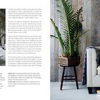 Text beschreibt ein Wohnzimmer mit gedämpften Farben, antiken Holzmöbeln und Pflanzen für eine beruhigende Atmosphäre. Links Sofaecke, rechts Pflanze.