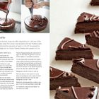 Text über Sachertorte und Zutaten, links Zubereitungsschritte. Rechts Schokoladenkuchenstücke mit Verzierungen.
