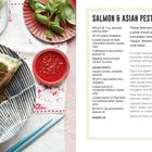 "Salmon & Asian Pesto Parcels" Rezept, Zutaten: Lachs, Reispapier, Koriander, Öl, Pesto. Dazu grünes Geschirr, rote Sauce.