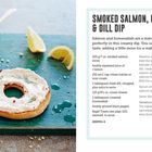 "Geräucherter Lachs und Dill Dip." Rezepttext rechts, Bagels mit Dip links. Frischer Dill und Zitrone als Garnitur.