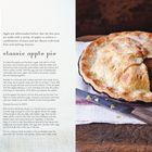 "Classic Apple Pie" Rezept: Zutaten und Zubereitung für den Teig und die Füllung. Links Äpfel, rechts fertiger Kuchen auf Tuch.