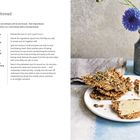 Rezept für Saaten-Knäckebrot mit Zutatenliste und Zubereitung. Daneben ein Teller mit Knäckebrot und eine Vase mit blauen Blumen.