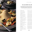 Titel: "fish and shellfish k'dra with couscous". Rezept für Fisch- und Schalentiergericht mit Couscous. Bild zeigt Speise.