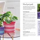 "Pixel pot pals" beschreibt gestrickte Überzüge für Pflanzen. Links: Pflanztöpfe mit gehäkelten, bunten Überzügen.