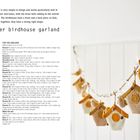 Text: "shaker birdhouse garland." 
Links: Eine detaillierte Häkelanleitung mit Materialien und Anweisungen. 
Rechts: Dekorative Mini-Vogelhäuschen-Girlande aus farbigem Garn mit kleinen Vögeln und Glöckchen an einer Schnur.
