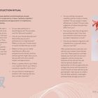 WABI SABI SELF-REFLECTION RITUAL: Text erklärt das Konzept von Wabi Sabi, daneben Tasse mit goldenen Linien und rote Zweige.